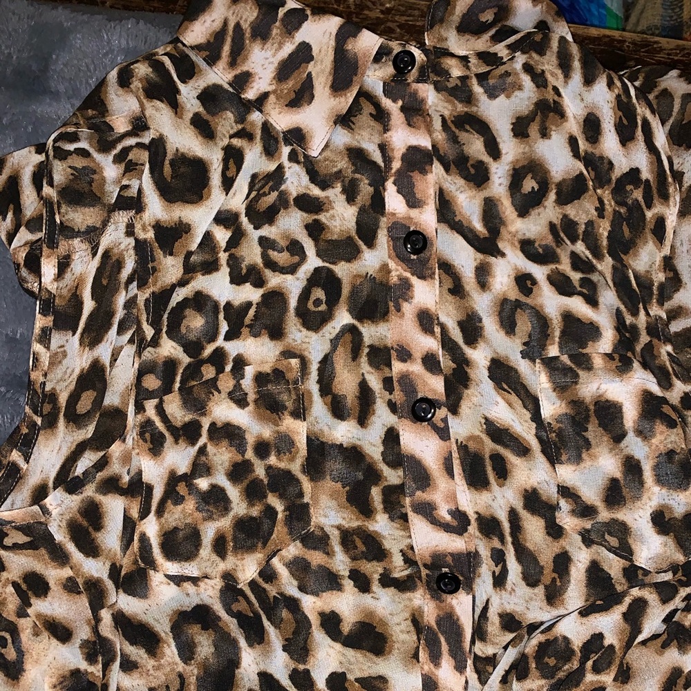 Size Small sleeveless cheetah print tank top